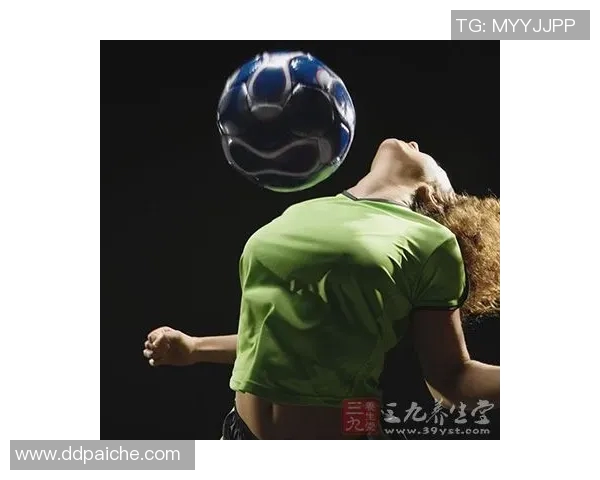 人踢足球的乐趣与技巧探讨以及对身体素质的全面提升分析